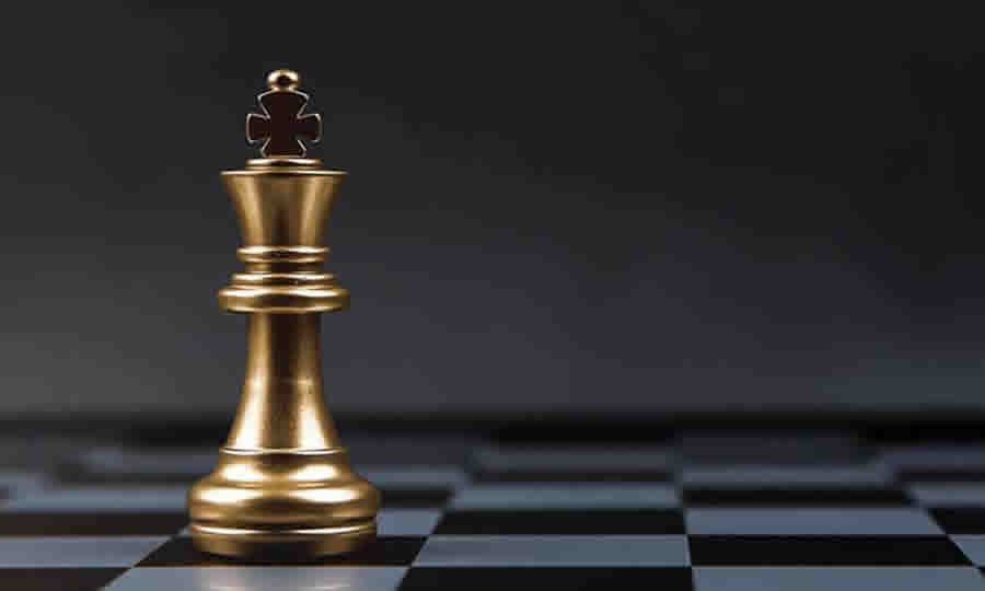 Um rei em um tabuleiro de xadrez ilustrando a importância do foco nos objetivos
